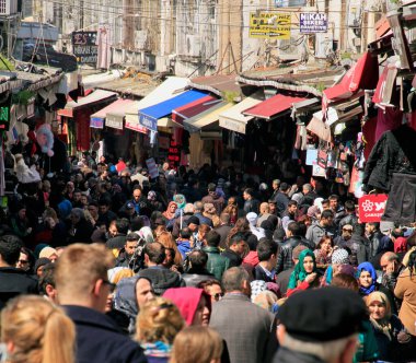 İstanbul, Türkiye, 8 Nisan 2015: İstanbul 'un ortasında çok kalabalık bir alışveriş caddesi.