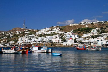 21 Eylül 2015 - Mykonos, Yunanistan: Yunanistan 'ın Mykonos limanının sakin sularında iki tekne.