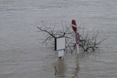 Almanya 'da sel basmış yaya bölgesinde bir tabelanın üzerinde kopya alanı olan sokak tabelaları