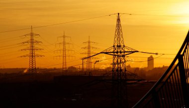 Alman sanayi bölgesinde elektrik hatları