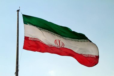 İran Tahran 'da rüzgarda uçan büyük İran bayrağı