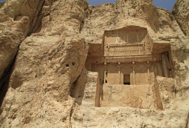 İran 'da Persepolis yakınlarında Pers krallarının devasa mezarları Darius ve Xerxes
