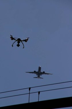 Havaalanı yakınlarında yaklaşan bir uçakla gökyüzünde.