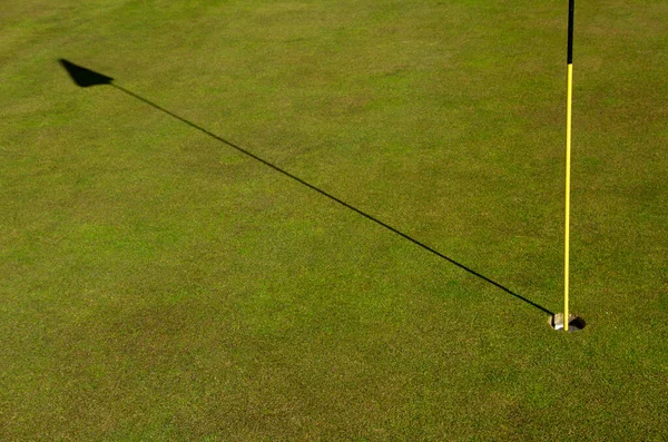 Golf Pálya Zászlórúddal Egy Napos Napon — Stock Fotó