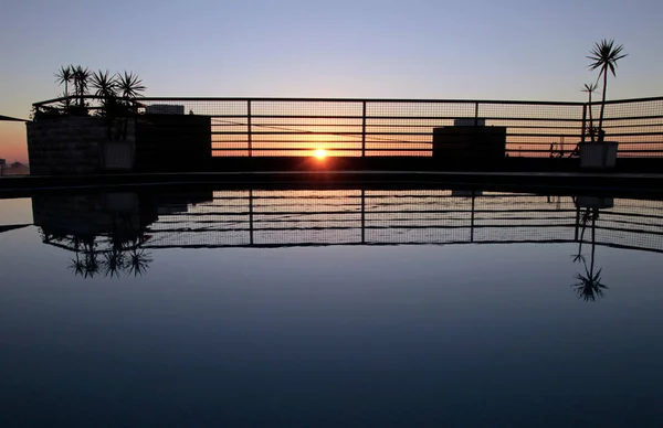 Zonsondergang Lissabon Portugal Gezien Vanaf Een Dak Met Zwembad — Stockfoto