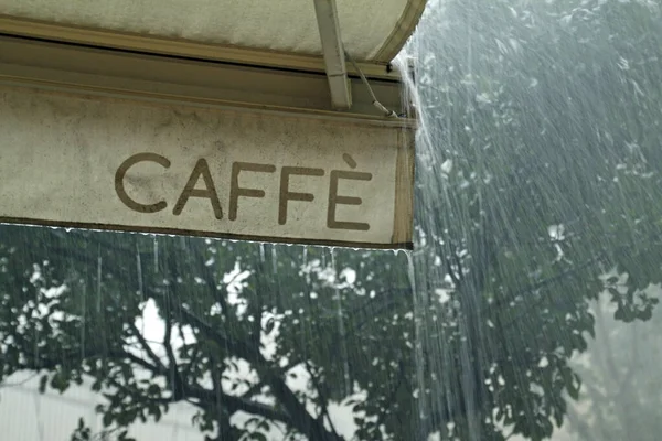 Ekstremalne Warunki Pogodowe Ulewne Deszcze Widziane Kawiarni Rzymie Włochy — Zdjęcie stockowe