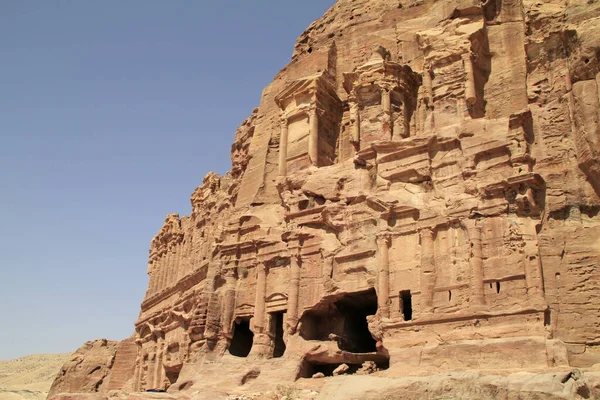 ペトラの古代ヨルダンの都市で岩から彫られた記念碑的な建物 — ストック写真