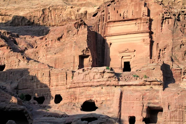 Edificio Monumental Tallado Roca Antigua Ciudad Jordana Petra —  Fotos de Stock