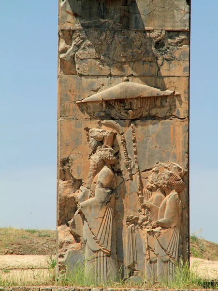 伊朗珀尔塞波利斯附近的雕刻纪念碑 — 图库照片