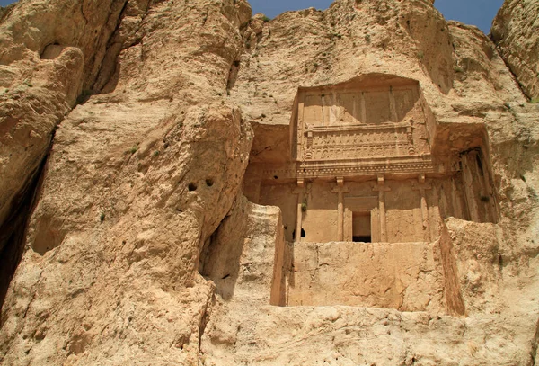 イランのペルセポリス近くのダリウスとゼルクス王の巨大な墓 — ストック写真