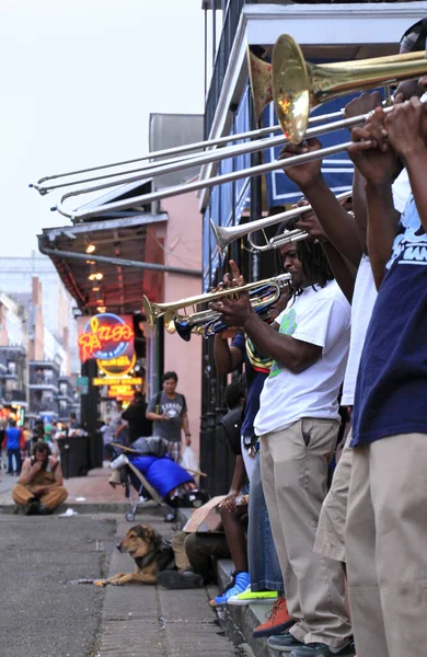 12 Nisan 2017 - New Orleans, Louisiana: New Orleans, Louisiana 'nın Fransız Mahallesi' nde sahne alan caz müzisyenleri, arka planda kalabalıklar ve neon ışıkları ile.