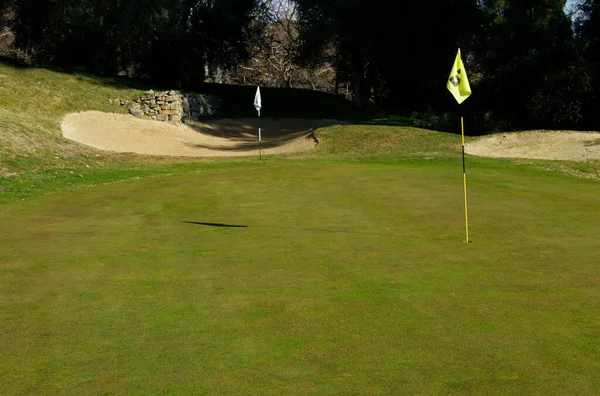 Golfbaan Met Vlaggenstok Een Zonnige Dag — Stockfoto