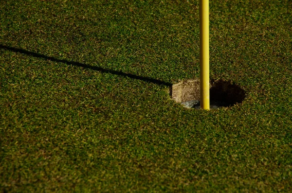 Közelkép Lyuk Zászló Bot Egy Golfpályán — Stock Fotó