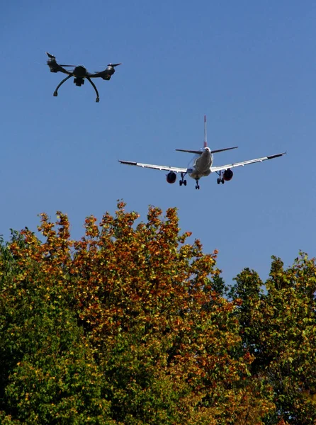 Drone Dans Ciel Près Aéroport Avec Avion Approchant — Photo