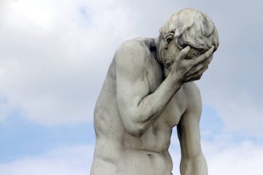 Yüz bakımı: Utanç, üzüntü, depresyon. Kafası havada heykel