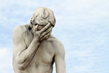 Yüz bakımı: Utanç, üzüntü, depresyon. Kafası havada heykel