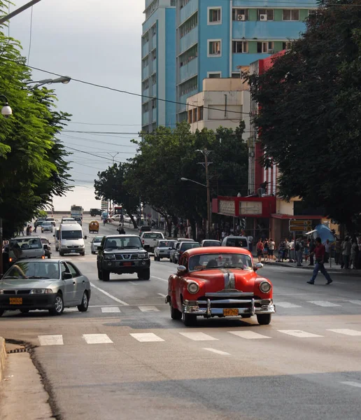Havane Cuba Juillet 2019 Voitures Classiques Voitures Modernes Partagent Route — Photo