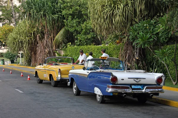 Havana Cuba July 2019 Taxi Driver Standing Next Classic Cars — Stock Photo, Image