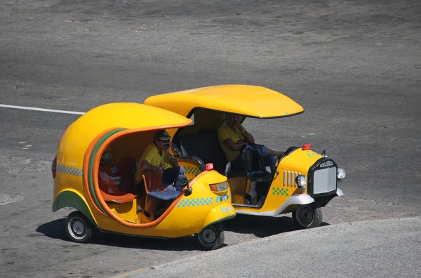 Havana Cuba July 2019 Drivers Relaxing Coco Taxi Popular Mode — Stock Photo, Image