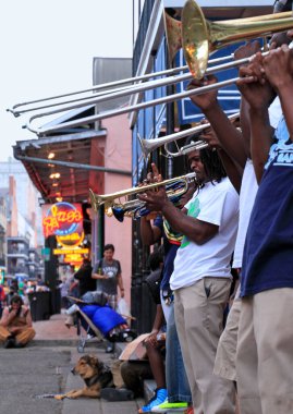 12 Nisan 2015 - New Orleans, Louisiana, ABD: New Orleans, Louisiana 'nın Fransız Mahallesi' nde sahne alan caz müzisyenleri, arka planda kalabalıklar ve neon ışıkları ile.