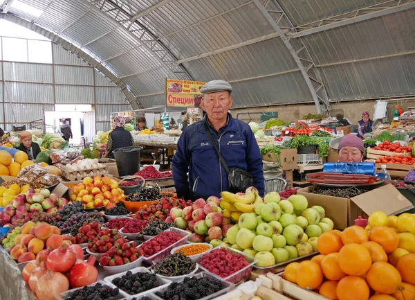2019年8月25日 キルギスタン チョルポンアタ キルギスタン チョルポンアタの果物と野菜市場での商品のカラフルな表示 — ストック写真