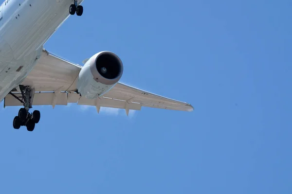 Détail Avion Approchant Contre Ciel Bleu — Photo