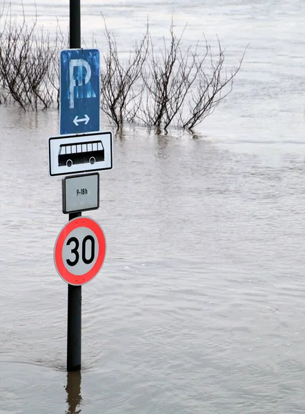 Ακραίος Καιρός Πλημμυρισμένη Πεζοδρομημένη Ζώνη Στην Κολωνία Γερμανία — Φωτογραφία Αρχείου