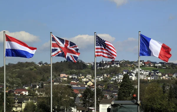 Národní Vlajky Nizozemska Velké Británie Usa Francie Mostě Remagen Německo — Stock fotografie