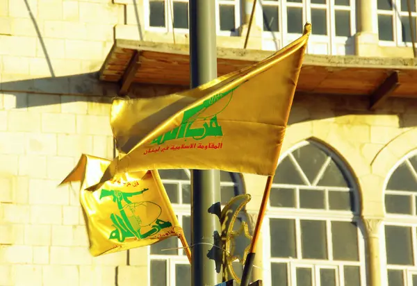 Baalbek, Lübnan - 13 Mayıs 2019: Hizbullah bayrakları Baalbek kentindeki bir elektrik direğinden dalgalanmaktadır
