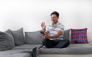 Akıllı telefonlu gülümseyen adam - video çağrısı