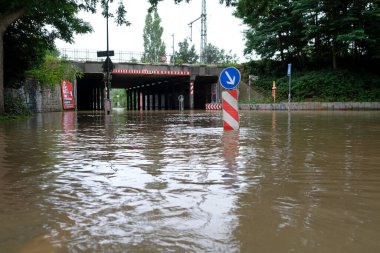 Düsseldorf, Almanya - 15 Temmuz 2021: Şiddetli hava - Almanya 'nın Düsseldorf kentindeki sokakları sel bastı