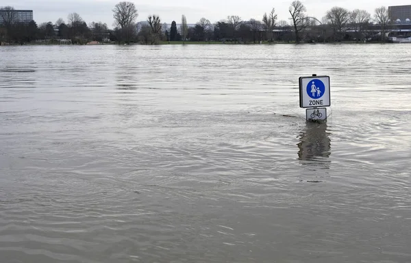 Ακραίος Καιρός Πλημμυρισμένη Πεζοδρομημένη Ζώνη Στην Κολωνία Γερμανία — Φωτογραφία Αρχείου