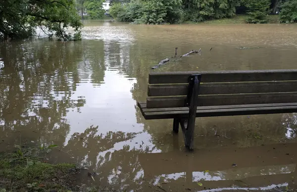 德国杜塞尔多夫一座被洪水淹没的公园里的极端气候长椅 — 图库照片