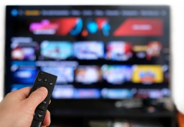 Uzaktan kumanda ve ekran - en sevilen TV dizisini izleme çılgınlığı