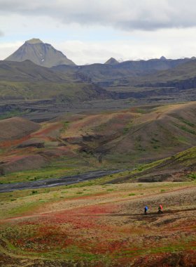 İzlanda 'nın engebeli arazisinde iki uzak yürüyüşçü