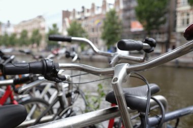 Amsterdam, Hollanda 'da, nehrin yanında bisiklet kuyruğu var.