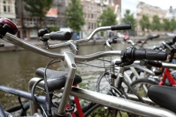 Fila Bicicletas Amsterdam Países Bajos Junto Agua —  Fotos de Stock