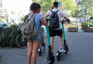 Düsseldorf, Almanya - 30 Ağustos 2019: Almanya 'da E-hareketlilik: Dusseldorf sakinleri elektrikli scooterları deniyorlar.