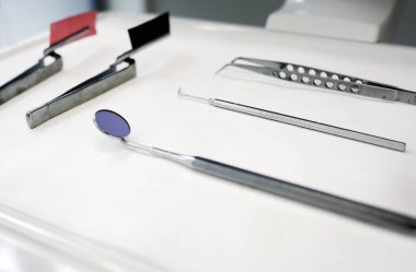 Dişçi aletleri dişçinin muayenehanesindeki tepside hazır.