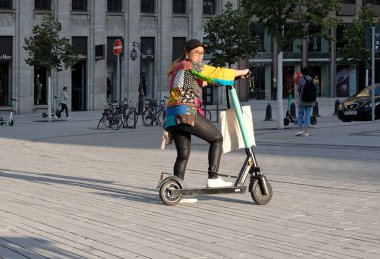 Düsseldorf, Almanya - 24 Temmuz 2019: Almanya 'da E-hareketlilik: Dusseldorf sakinleri elektrikli scooterları deniyorlar.