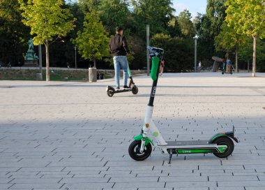 Düsseldorf, Almanya - 24 Temmuz 2019: Almanya 'da E-hareketlilik: Dusseldorf sakinleri elektrikli scooterları deniyorlar.