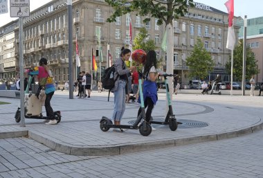 Düsseldorf, Almanya - 24 Temmuz 2019: Almanya 'da E-hareketlilik: Dusseldorf sakinleri elektrikli scooterları deniyorlar.