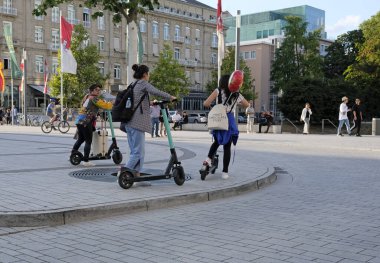 Düsseldorf, Almanya - 24 Temmuz 2019: Almanya 'da E-hareketlilik: Dusseldorf sakinleri elektrikli scooterları deniyorlar.