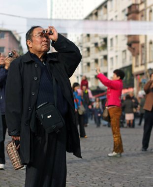 Frankfurt, Almanya - 13 Temmuz 2019: Bir grup Çinli turist, Almanya 'nın eski Frankfurt kentine bir göz attı.