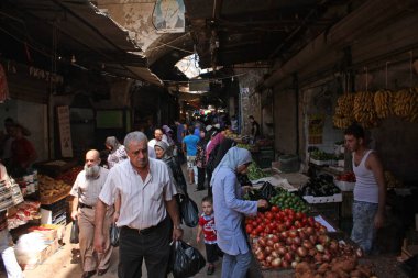 Baalbek, Lübnan - 5 Temmuz 2019: Baalbek, Lübnan sakinleri, çarşıda alışveriş yapıyorlar.