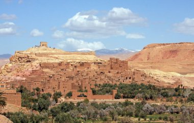 Fas 'taki Ait Ben Haddou' nun etkileyici çamur yapıları ve binaları.