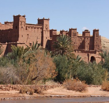 Fas 'taki Ait Ben Haddou' nun etkileyici çamur yapıları ve binaları.