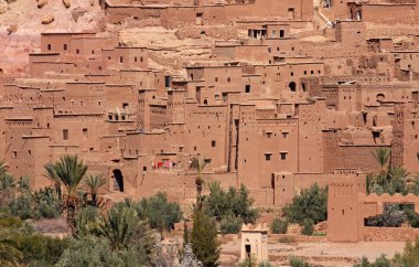 Fas 'taki Ait Ben Haddou' nun etkileyici çamur yapıları ve binaları.