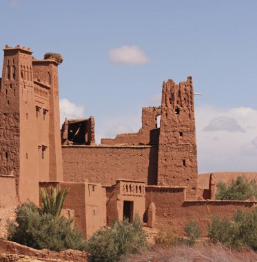 Fas 'taki Ait Ben Haddou' nun etkileyici çamur yapıları ve binaları.