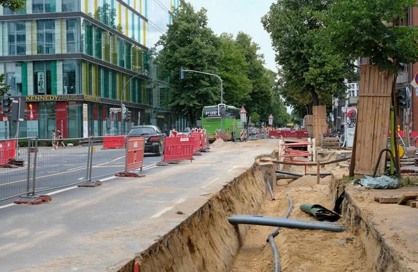 Düsseldorf, Almanya - 19 Temmuz 2019: Düsseldorf 'ta karayolu çalışmaları ve büyük bakım çalışmaları.
